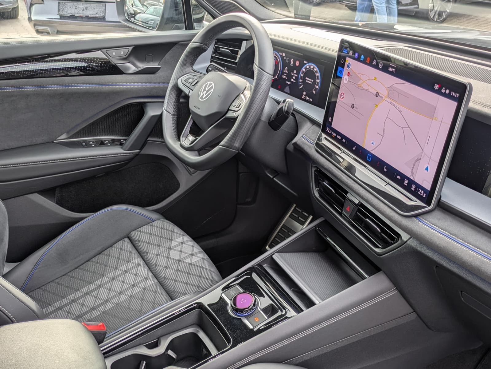 Fahrzeugabbildung Volkswagen Tayron 2.0 TDI 4M R-Line 7Si*MATRIX*AHK*PANO*HUD