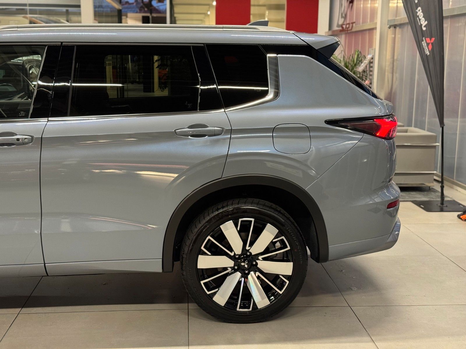 Fahrzeugabbildung Mitsubishi Outlander 2.4PLUG-IN HYBRID 4WD TOP PANO