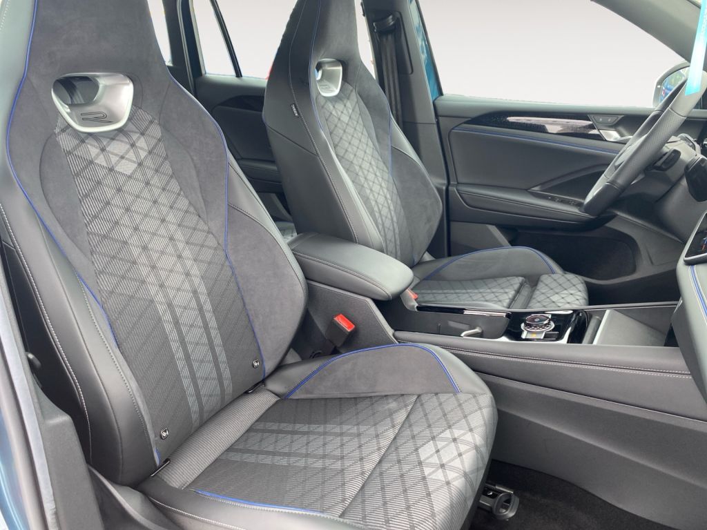 Fahrzeugabbildung Volkswagen Tiguan 1.5 eTSI DSG R-Line AHZV IQ Matrix Navi
