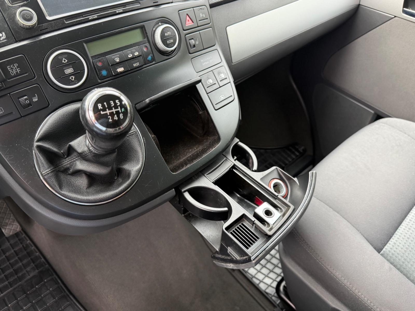 Volkswagen T5 Multivan Comfortline 2.5 TDI 5 cyl. 174 ch BVM / 7 places / Chauffage auxiliaire / GPS / Attelage 2,5 t