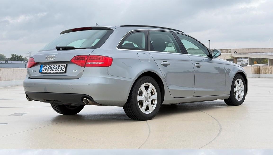 Audi A4 2011 — вигляд ззаду