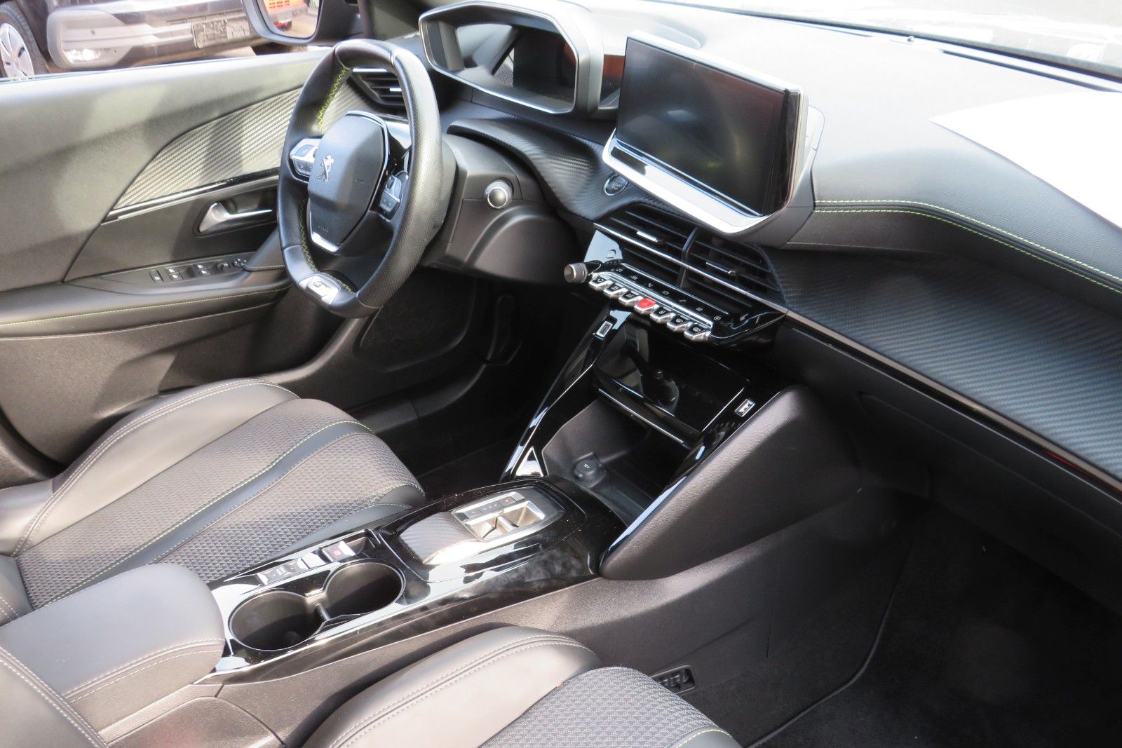 Fahrzeugabbildung Peugeot 2008 e- GT PDC KAMERA NAVI SITZH.