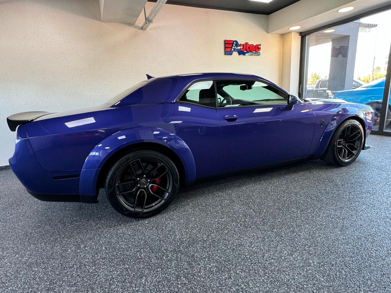 Fahrzeugabbildung Dodge CHALLENGER HELLCAT JAILBREAK-LAGUNA-WAVE CARBON