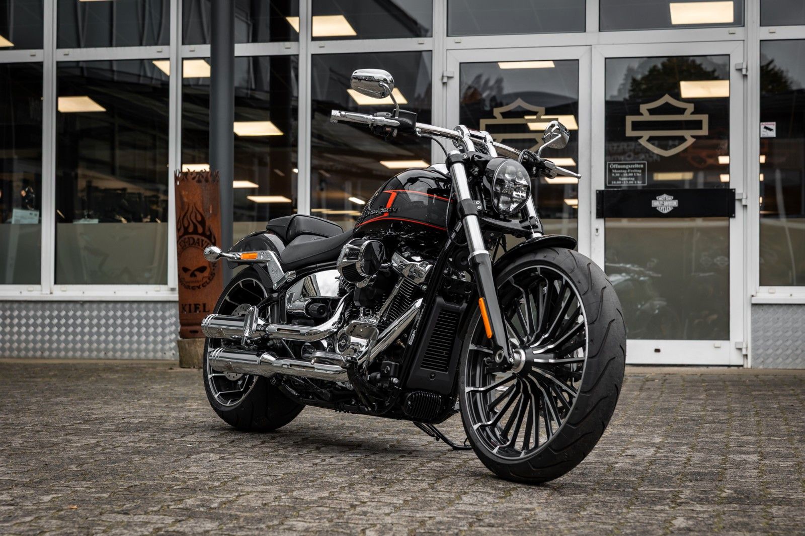 Fahrzeugabbildung Harley-Davidson FXBR Breakout 117 cui MY24 - JEKILL & HYDE