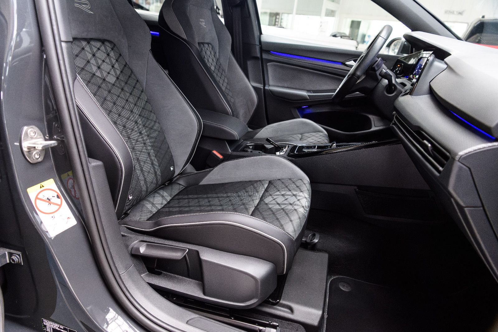 Fahrzeugabbildung Volkswagen Golf VIII R-Line 1.5 eTSI LED+APP+SHZ+18"