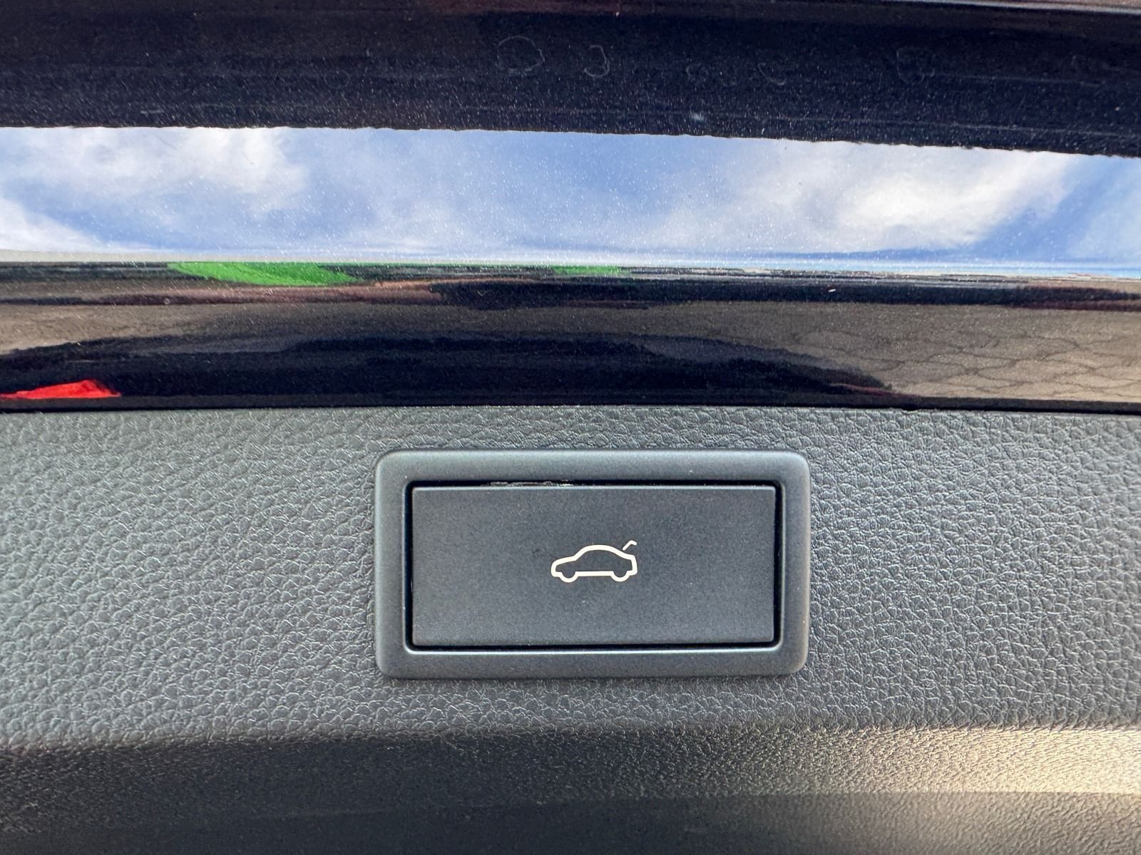 Fahrzeugabbildung SKODA Karoq Sportline 1.5TSI DSG*RFK*SideAss*AHK*eHeck