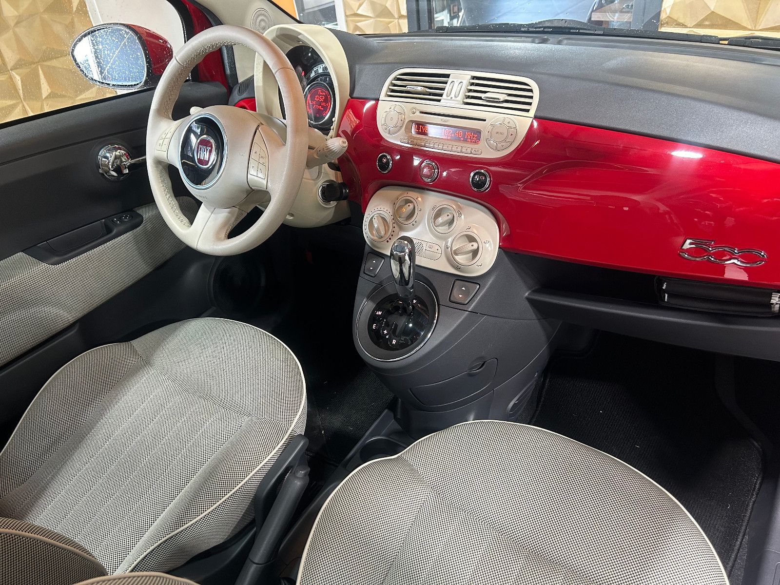 Fahrzeugabbildung Fiat 500 Lounge/AUTOMATIK/PANO/KLIMA/1.HAND