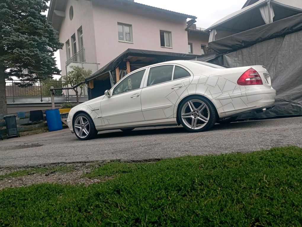 Image of Mercedes-Benz E 200