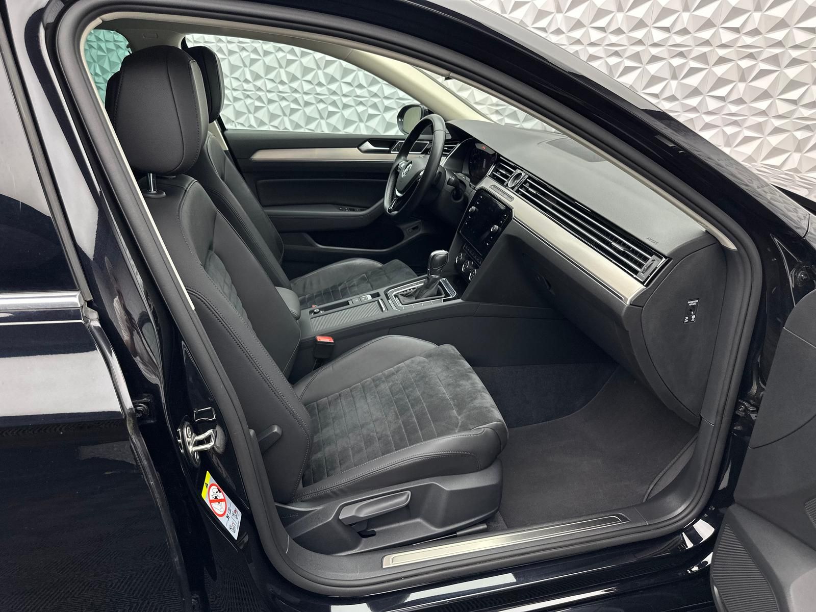 Fahrzeugabbildung Volkswagen PASSAT 1.8 TSI HIGHLINE/ACC/MASSAGE/VIRTUAL/DCC