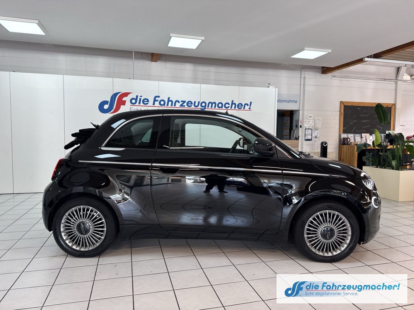 Fahrzeugabbildung Fiat 500 e Navi Soundsystem Apple CarPlay Android Au