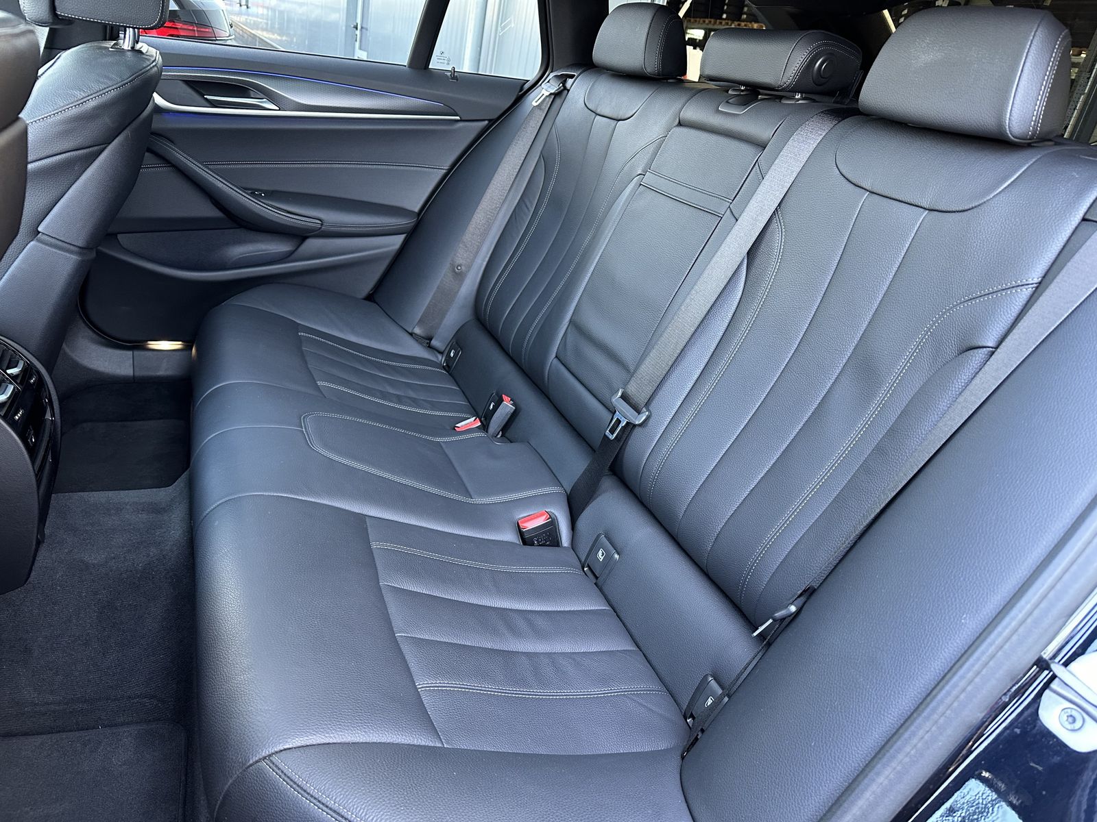 Fahrzeugabbildung BMW 520d Touring M-Sport NAV+LASER+AHK+PANO+HUD+20ZO
