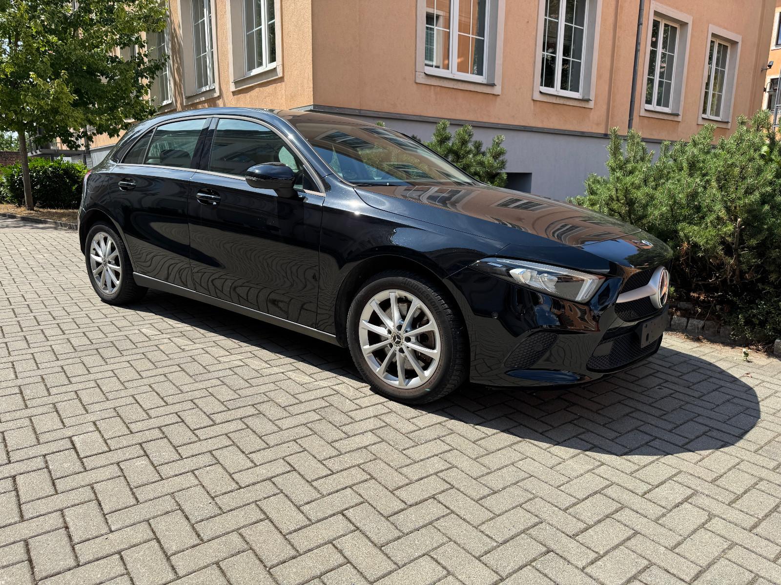 Mercedes-Benz A 250 e Bussines/MBUX/LED