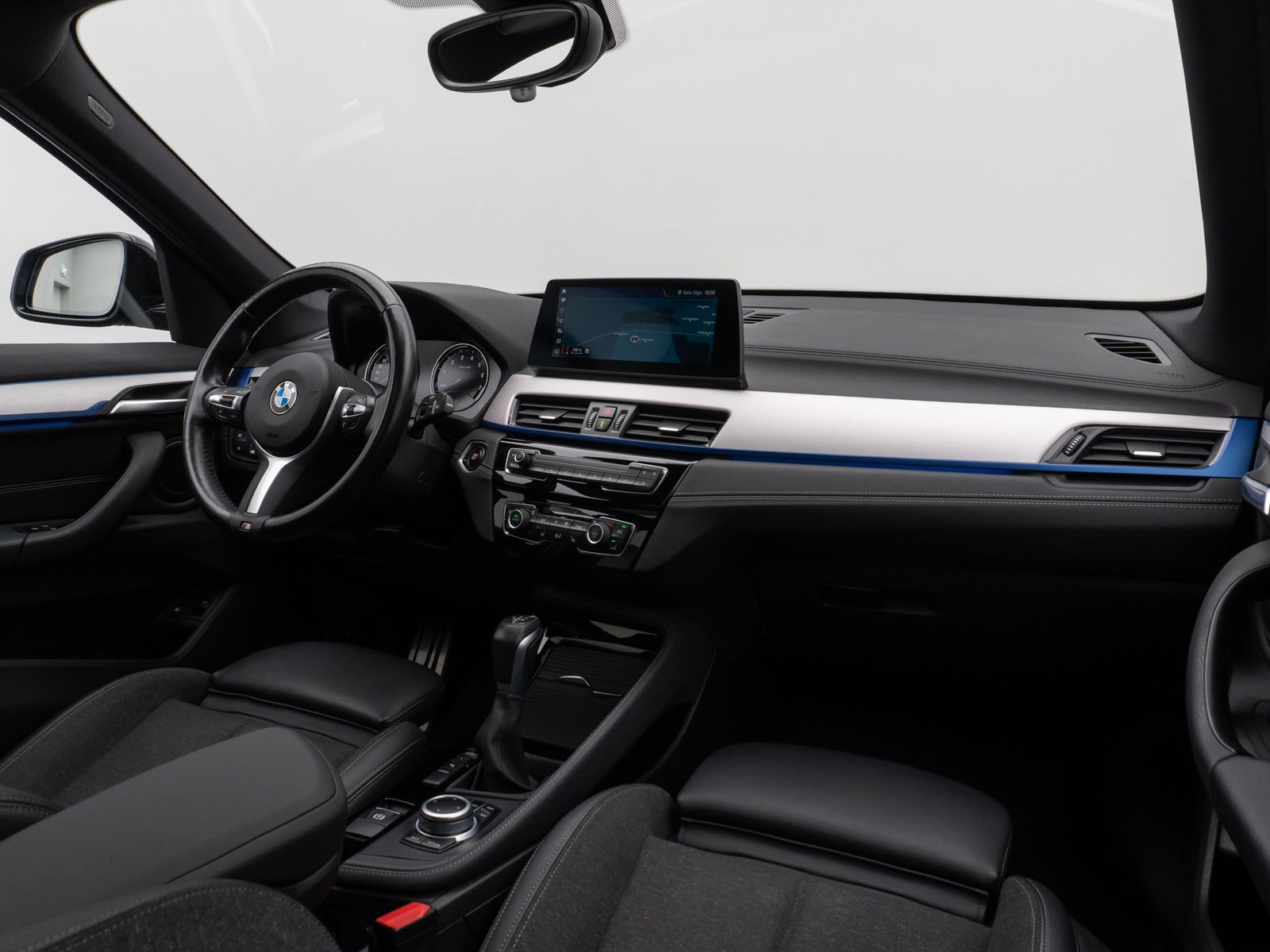 Fahrzeugabbildung BMW X1 xD25e M Sport Panorama Kamera HUD DAB HiFi