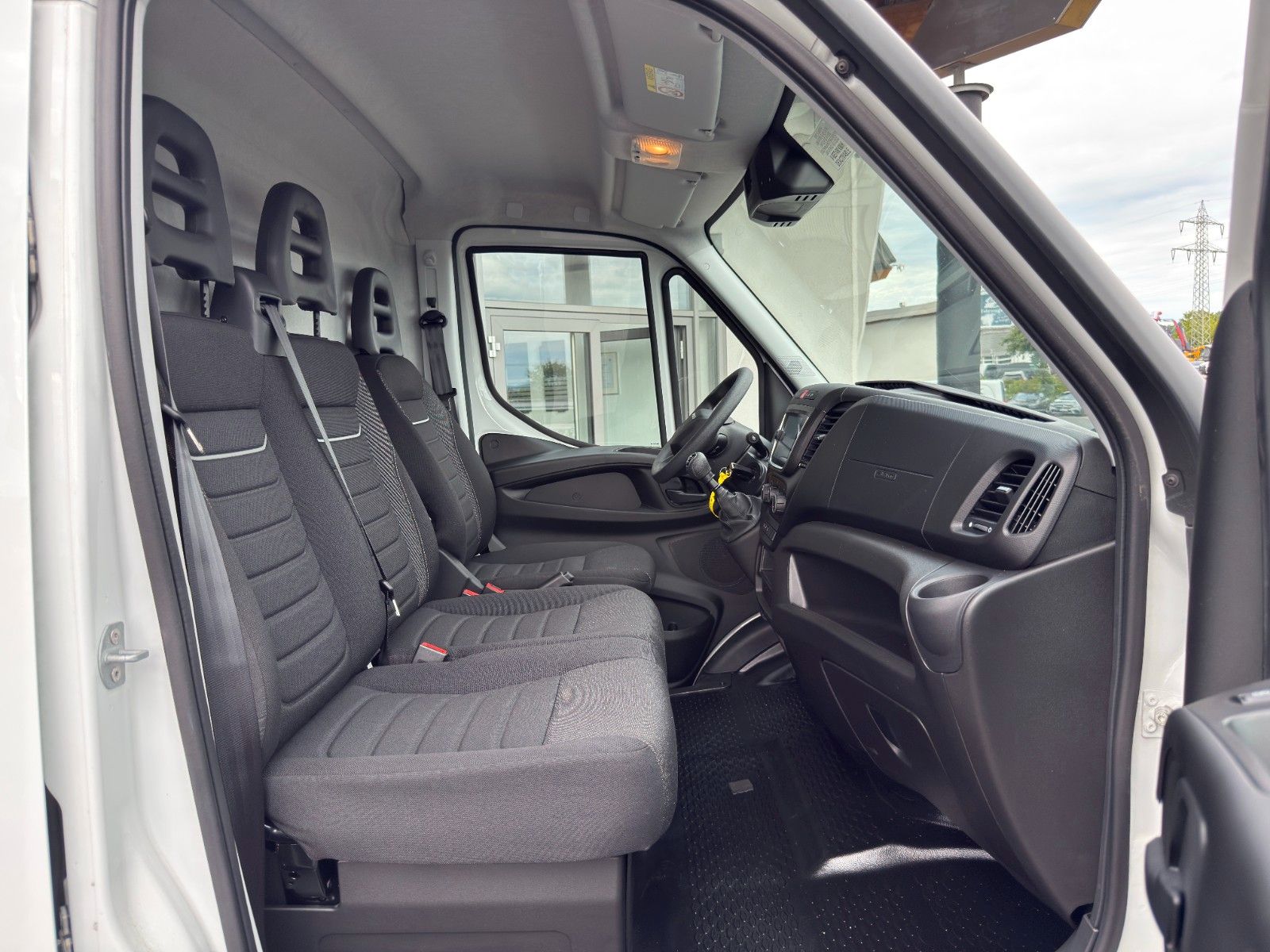 Fahrzeugabbildung Iveco Daily 35S14B V Airlineschienensystem *AHK 3,5 t*