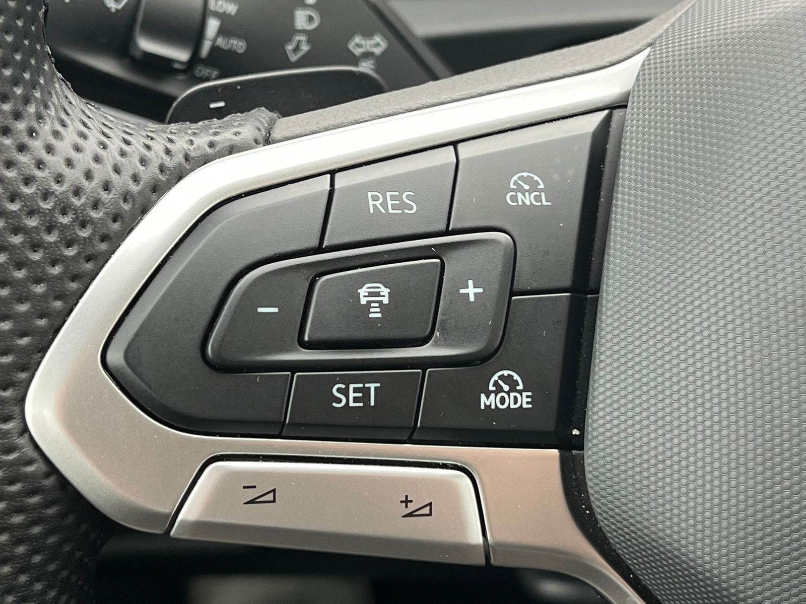 Fahrzeugabbildung Volkswagen Tiguan 2.0 TDI 4M R-Line PANO*H&K*AHK*MATRIX*20"