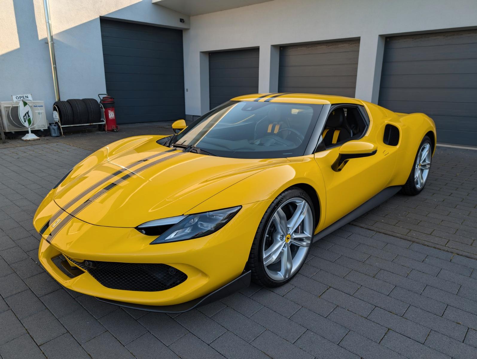 Ferrari 296 GTB/Voll PPF/Daytona Racing Sitze/LED Lenkra