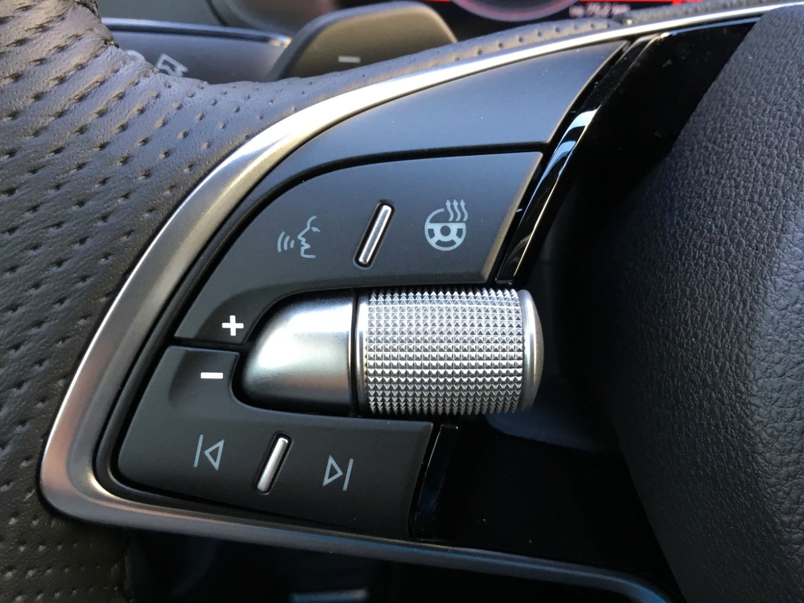 Fahrzeugabbildung SKODA Karoq 2.0l TSI DSG 4x4 Sportline+Pano+Standheizu