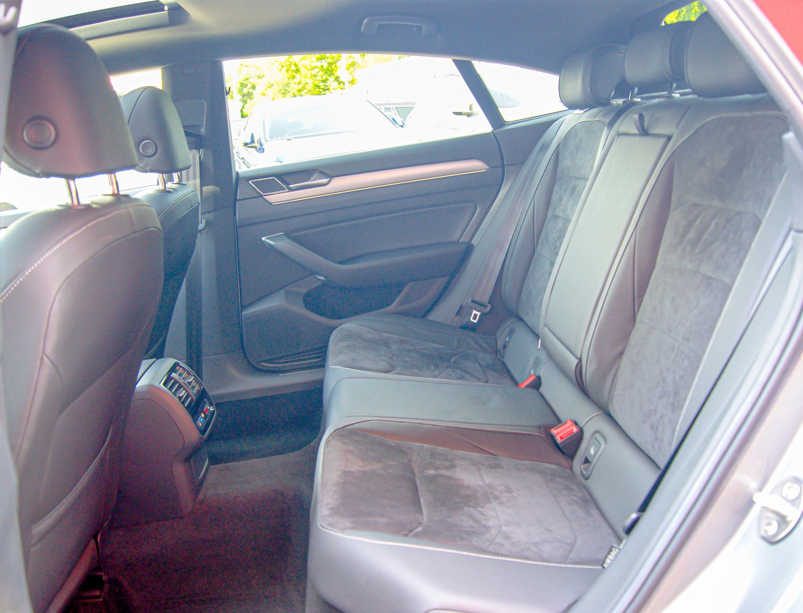 Fahrzeugabbildung Volkswagen Arteon R-Line 4Motion HEADUP PANORAMA STANDHEIZG