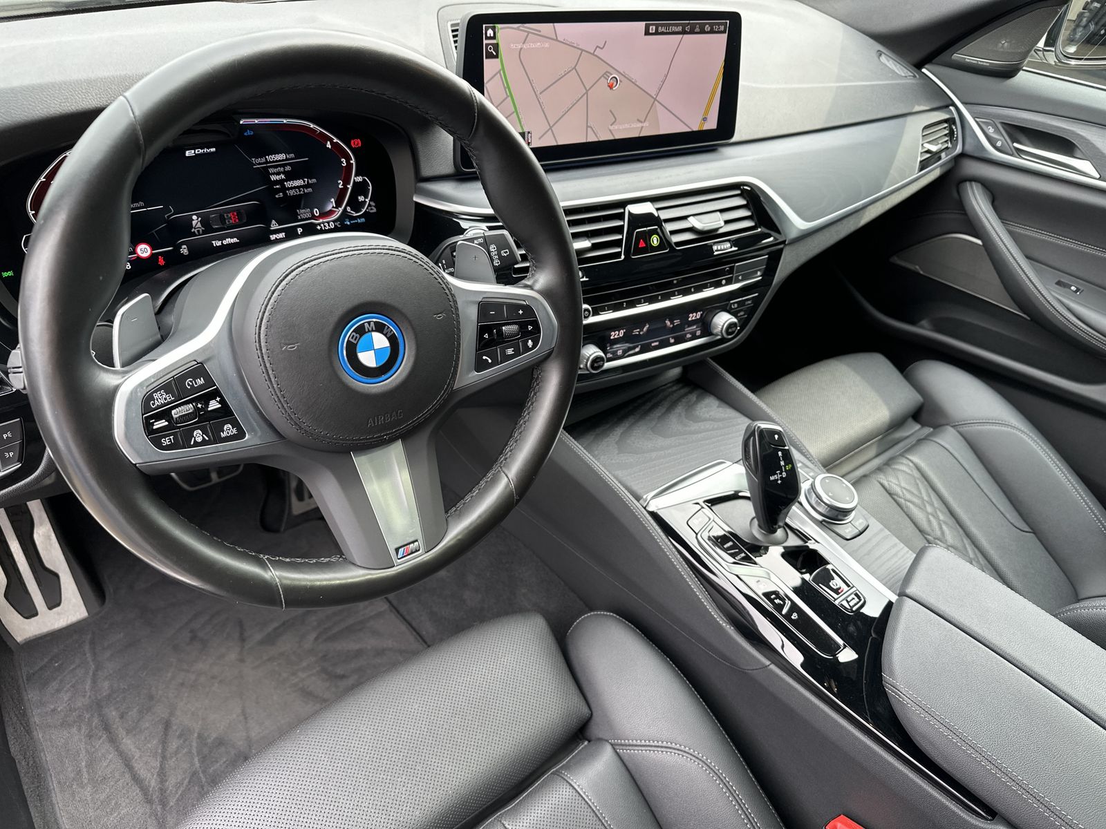 Fahrzeugabbildung BMW 530e Touring xDrive M-Sport NAV+LED+KAM+CARPLAY
