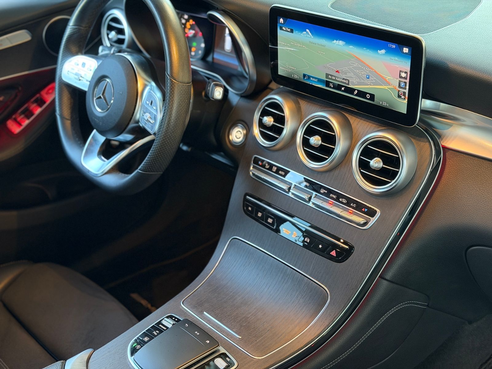 Fahrzeugabbildung Mercedes-Benz GLC 200 4Matic AMG Line AHK LED NAV SHZ 19"