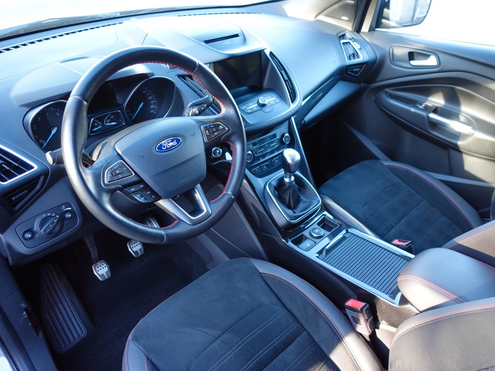Fahrzeugabbildung Ford Kuga 1,5 EcoBoost 2x4 110kW ST-Line