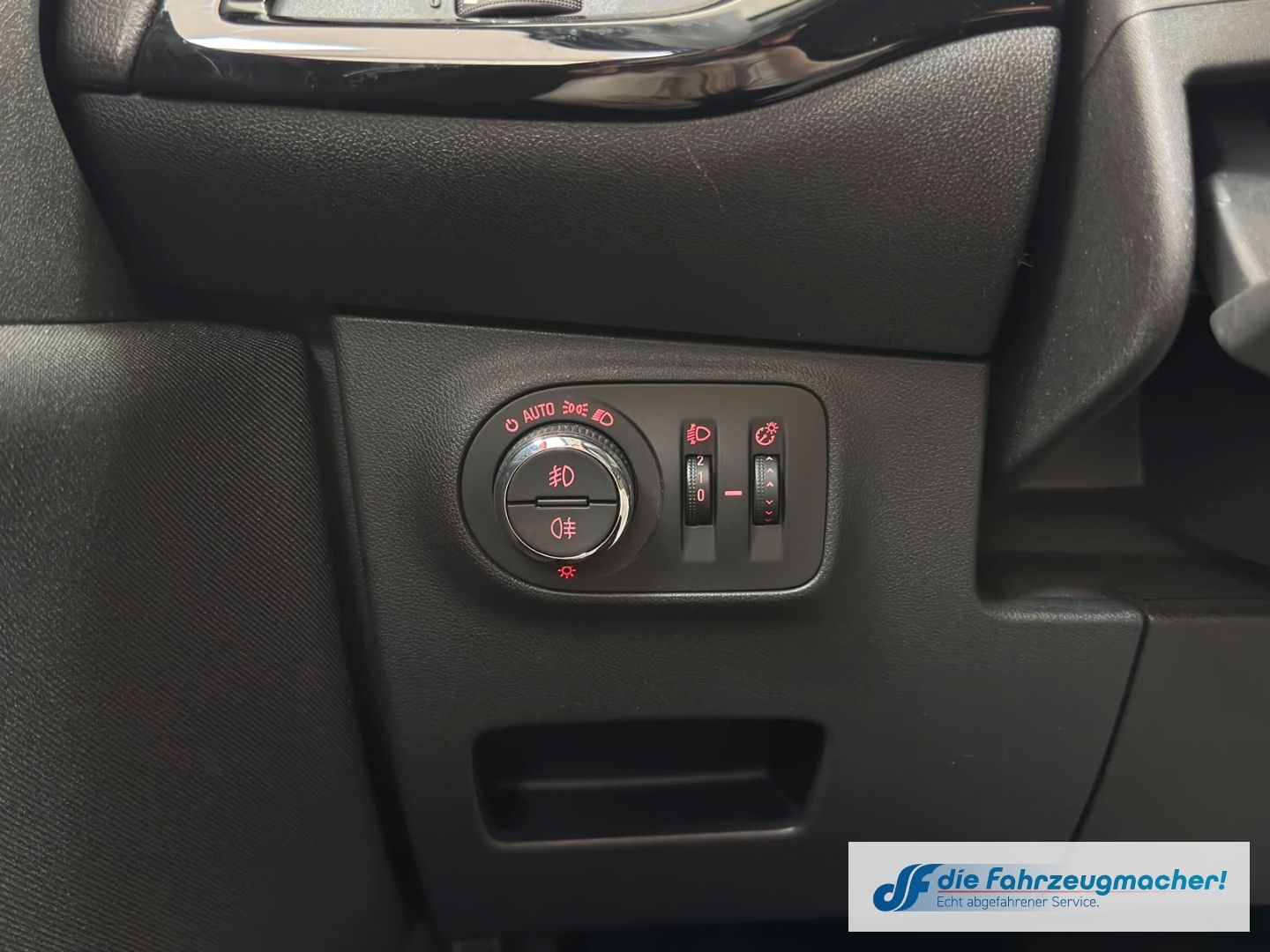 Fahrzeugabbildung Opel Corsa E drive Automati SHZ LenkradH Temp PDC Ber