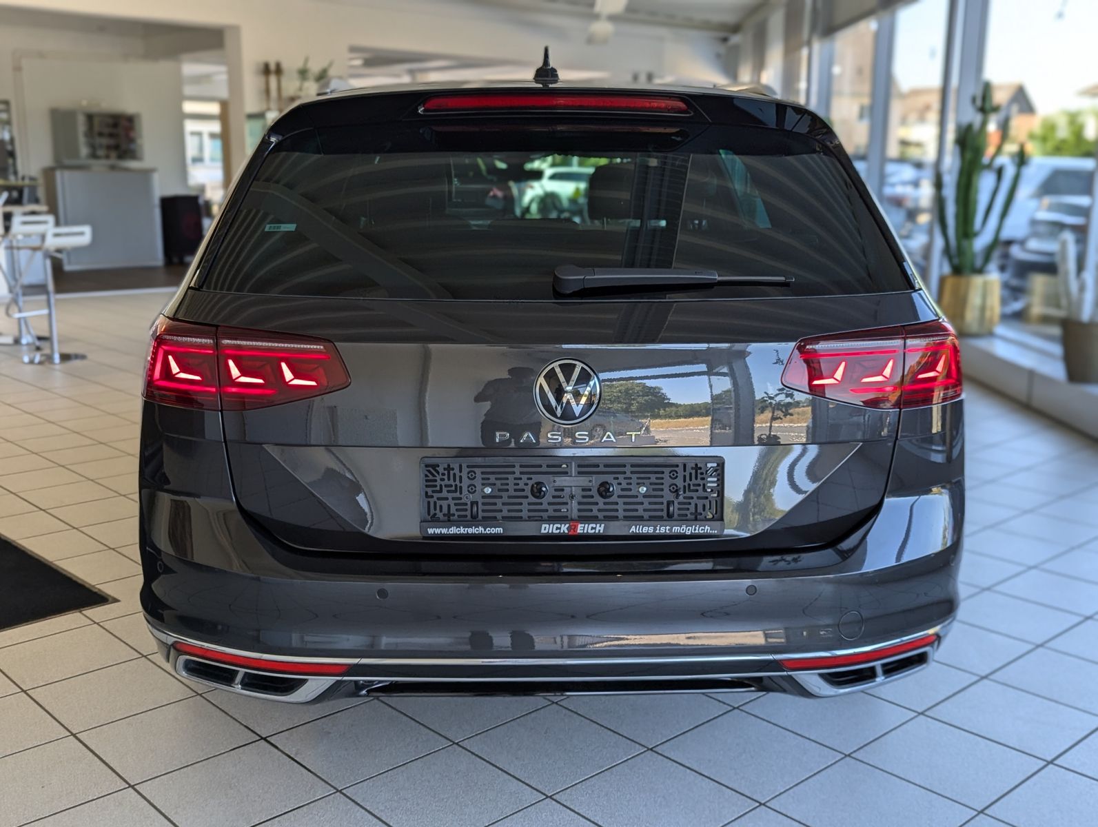 Fahrzeugabbildung Volkswagen Passat 2.0 TSI R-Line Elegan HUD Matrix Pano 19"