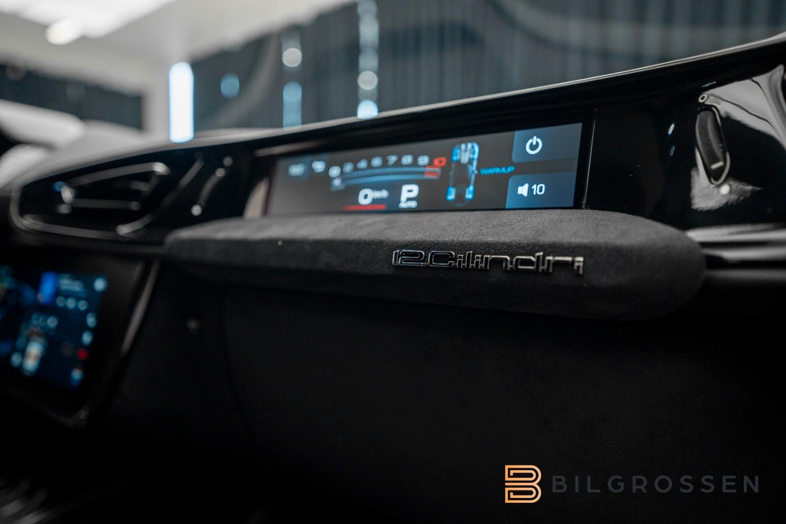 Ferrari Coupe 6.5 V12 CARBON LIFT PASSENGER DISPLAY