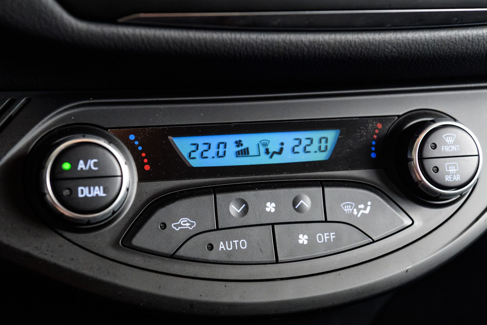 Fahrzeugabbildung Toyota Yaris Hybrid Team D+NAVI+SHZ+RFK+GJR+ALU+BICOLOR