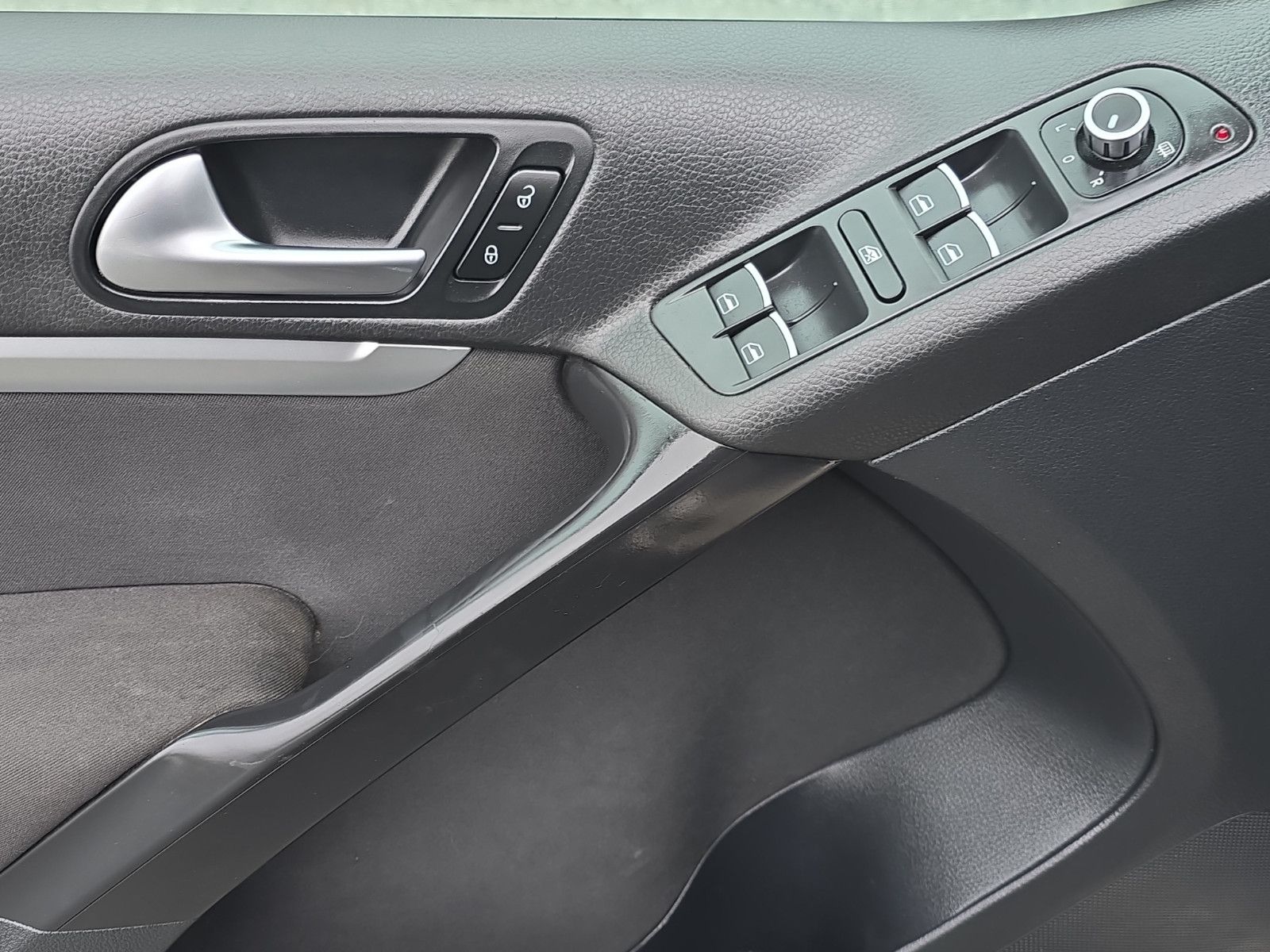 Fahrzeugabbildung Volkswagen Tiguan Sport & Style 4Motion+1.HAND+AUTOMATIK