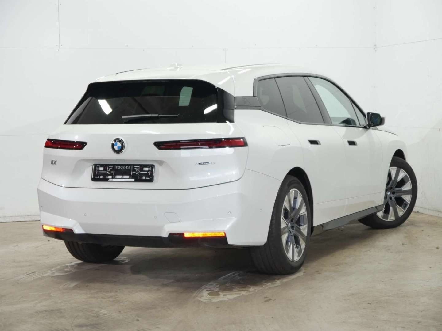 Fahrzeugabbildung BMW iX xDrive45 HK Surroung, Lenkradhzg, 21" Aerodyn