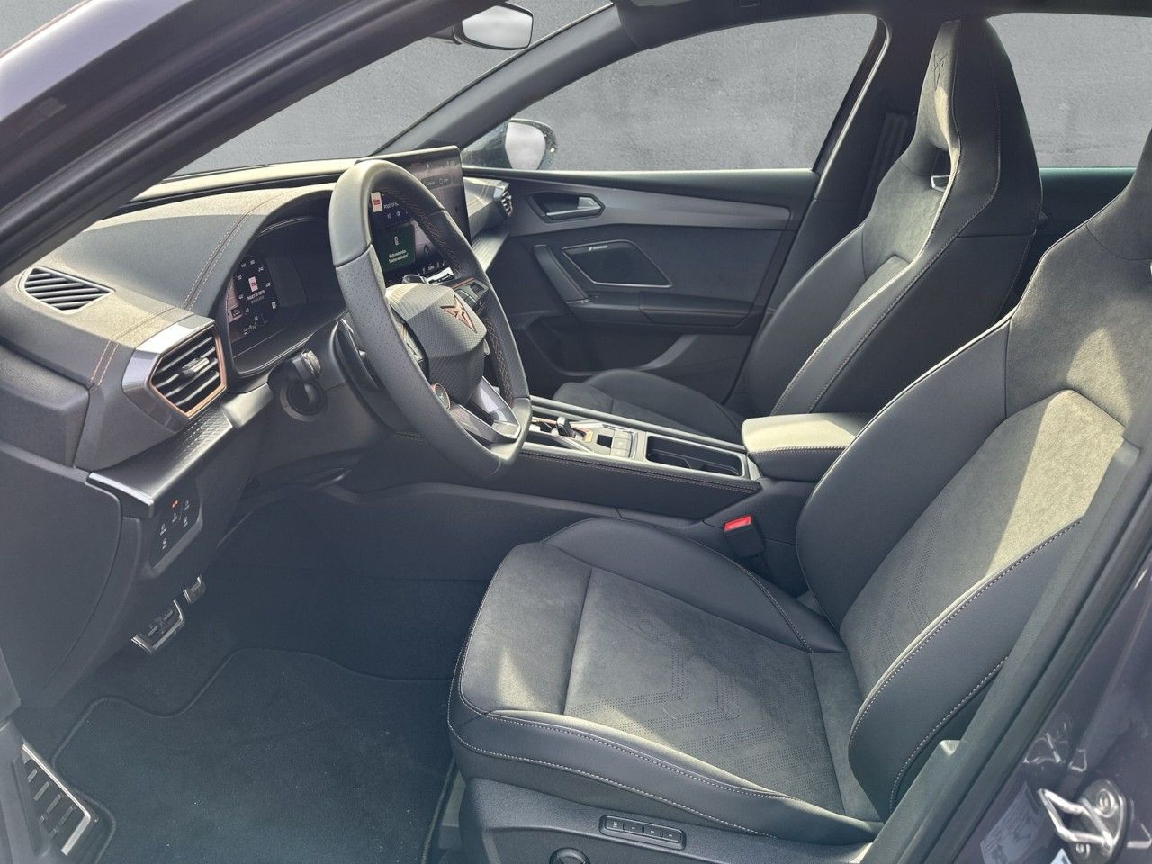 Fahrzeugabbildung CUPRA Leon Sportstourer 2.0 TSI 204 PS DSG 4Drive - mit KI generiert/bearbeitet
