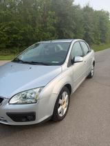 Ford Focus Ghia mit 94000 Kilometer - Ford Focus aus 2005: Ghia
