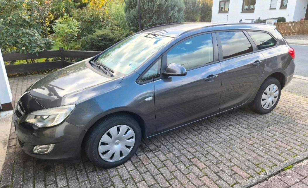 Opel Astra 2012 — rear view