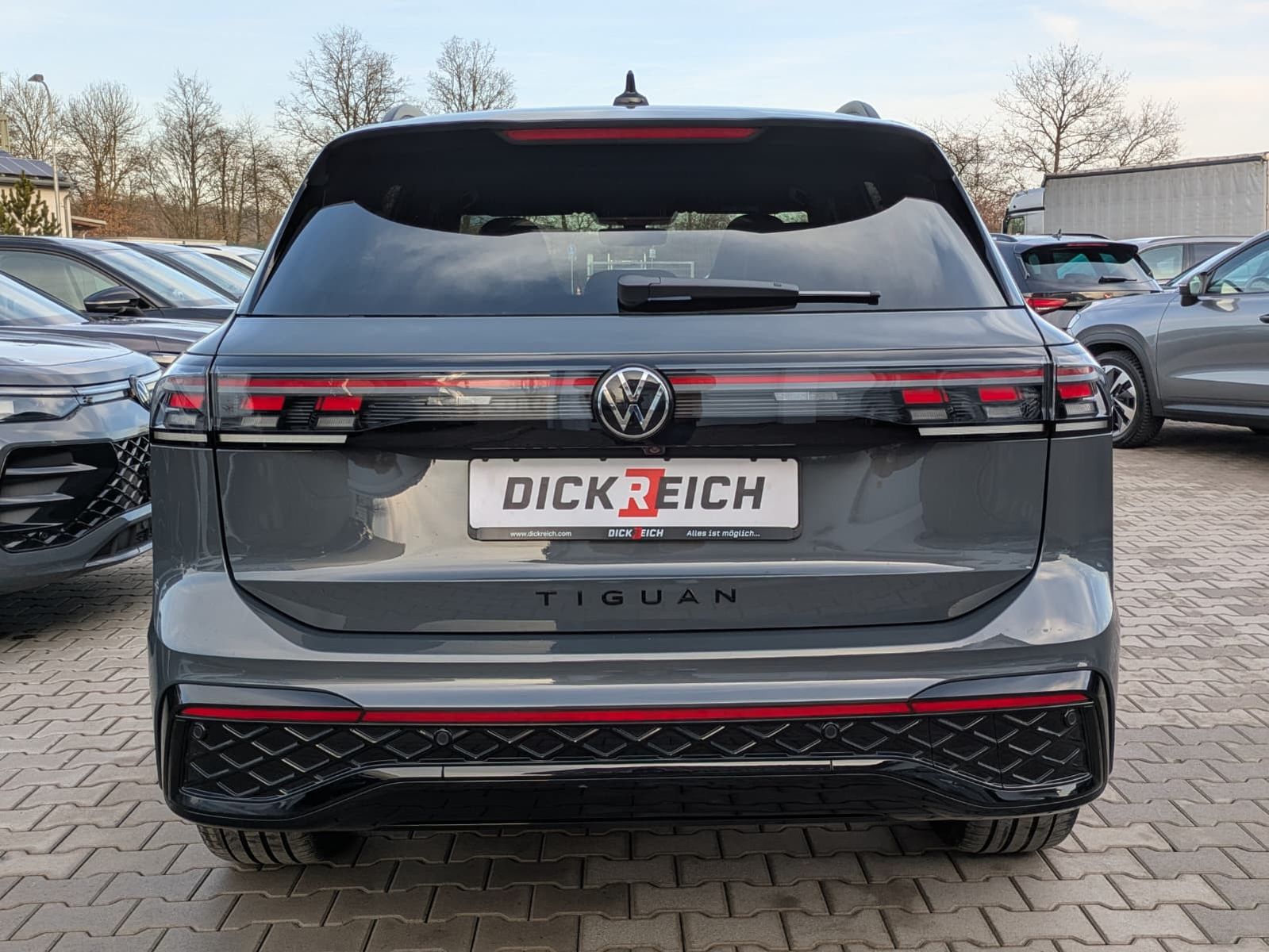 Fahrzeugabbildung Volkswagen Tiguan 2.0 TDI 4M R-Line BLACK*PAN*HK*AHK*MATRIX