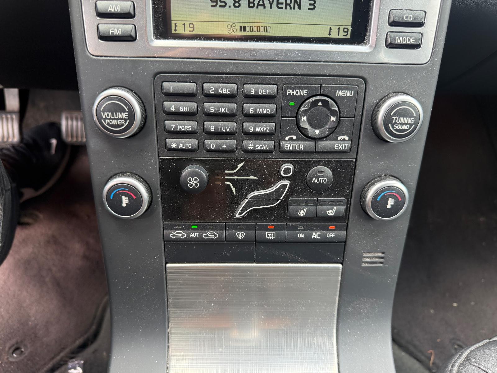 Volvo V70 2010 — photo 10