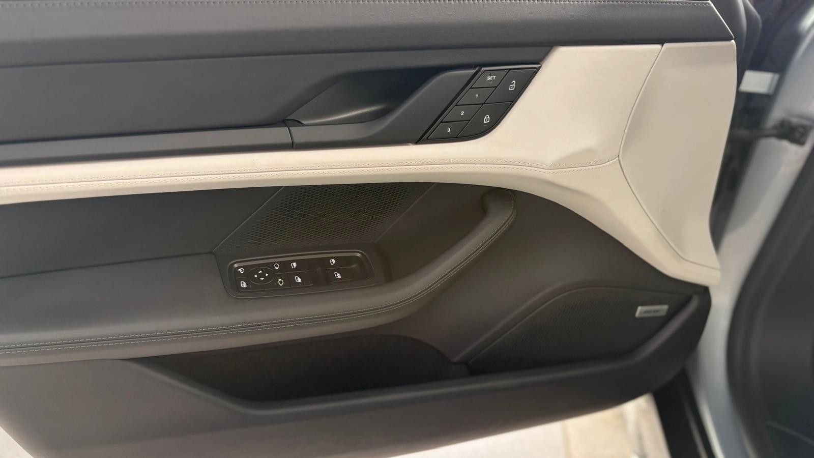 Fahrzeugabbildung Porsche Taycan Cross Turismo 4/Innodrive/HUD/Top!