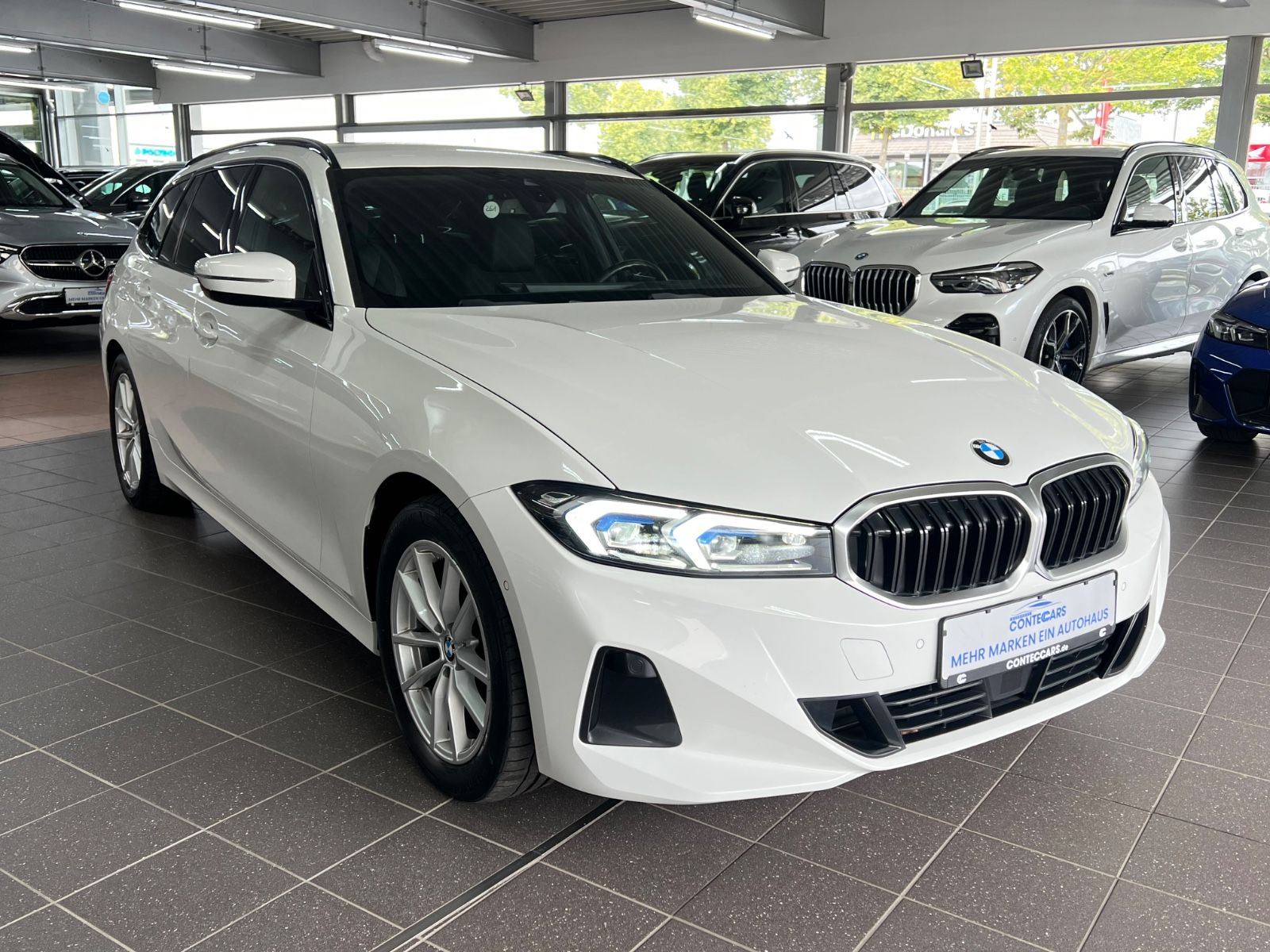 BMW 318d Touring Innovation Driving Assistant HuD imagem 3