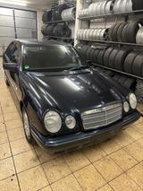 Mercedes-Benz E 230 - schwarze Mercedes-Benz E 230