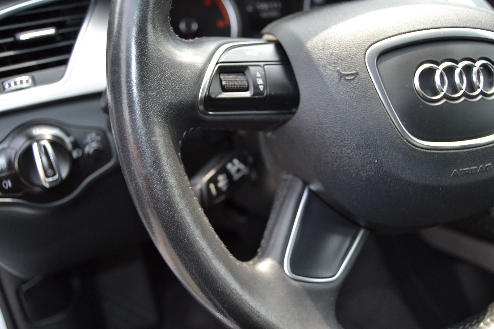 Fahrzeugabbildung Audi A4 Avant Ambiente/Navigation/Tempomat/PDC/