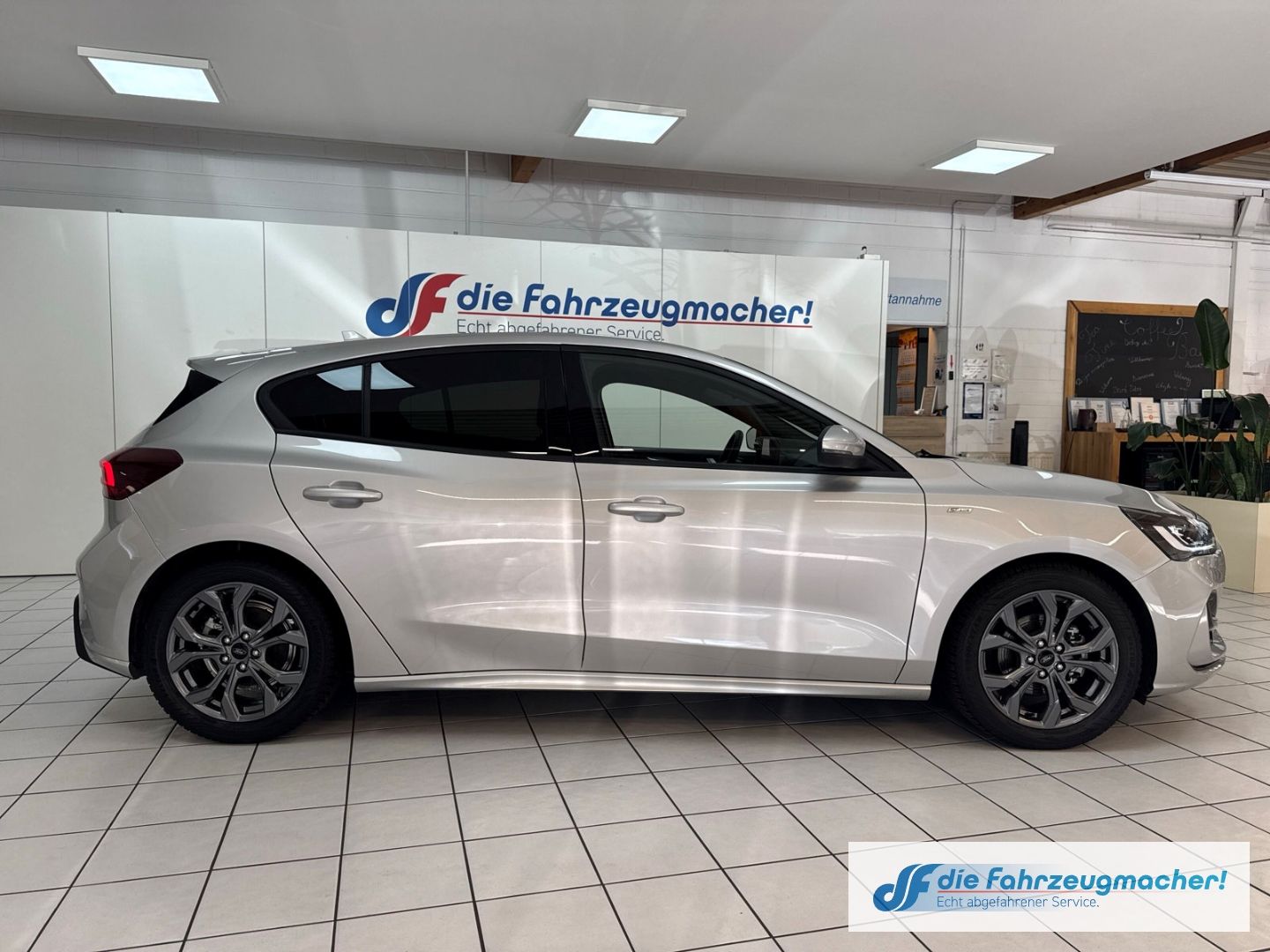 Fahrzeugabbildung Ford Focus ST-Line Navi LED ACC Apple CarPlay Android
