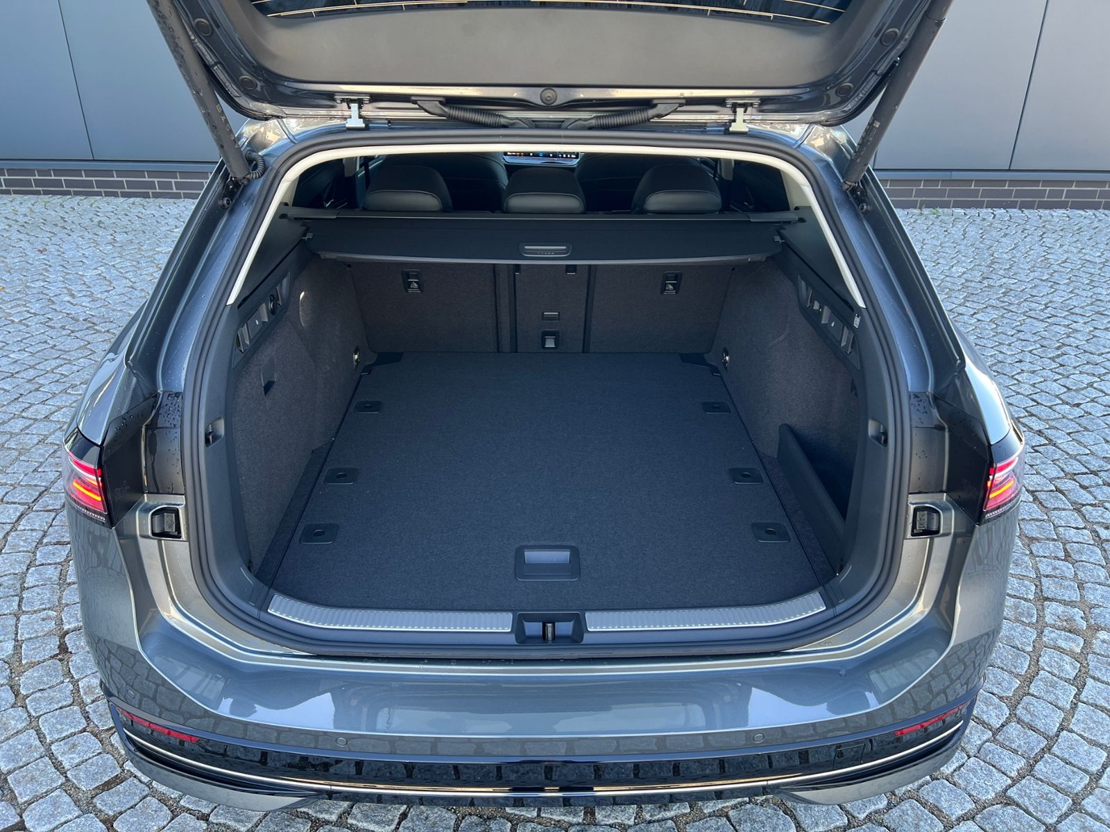 Fahrzeugabbildung Volkswagen Passat Variant Elegance 1.5 eTSI DSG *AHK, ACC,