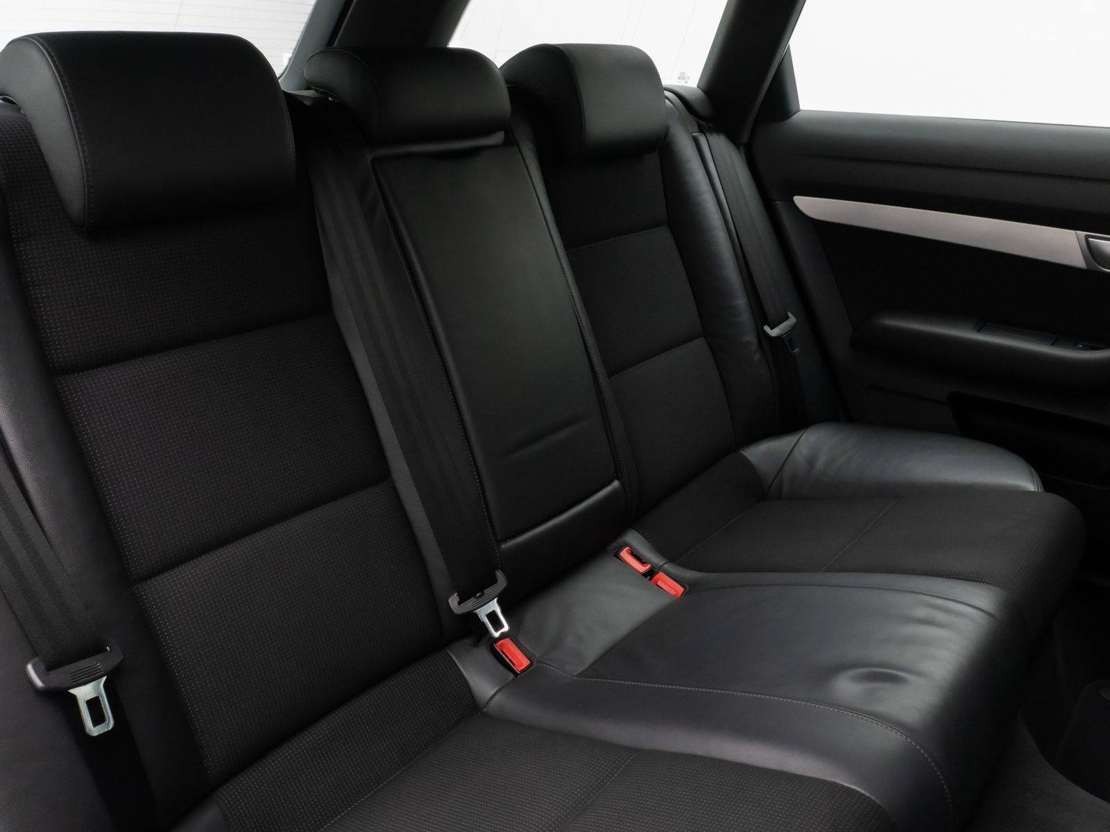 Fahrzeugabbildung Audi A6 Avant 2.7 TDI quattro S Line Glasdach Xenon