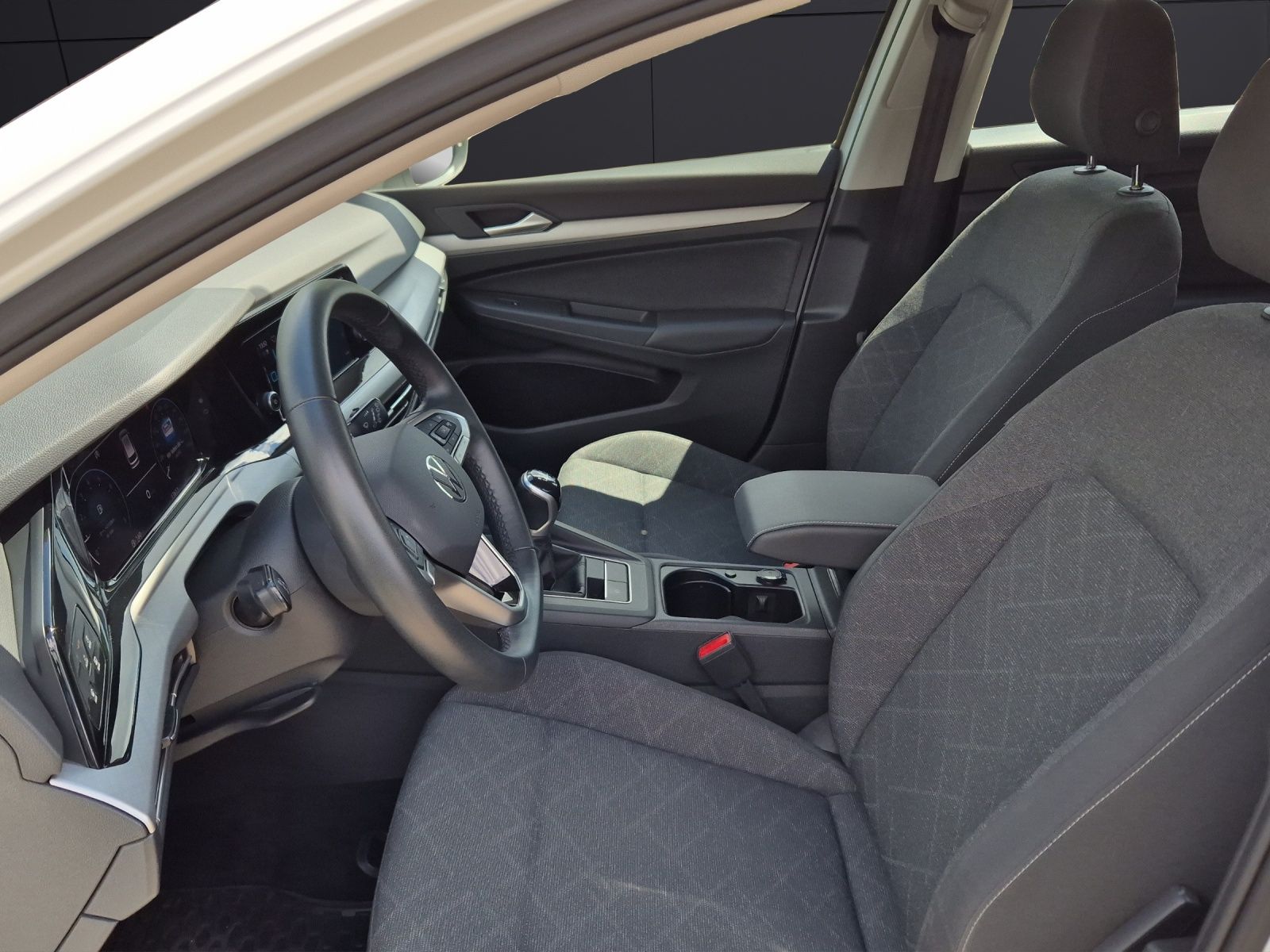Fahrzeugabbildung Volkswagen Golf VIII Variant Life LED GRA SHZ LANE ASSIST