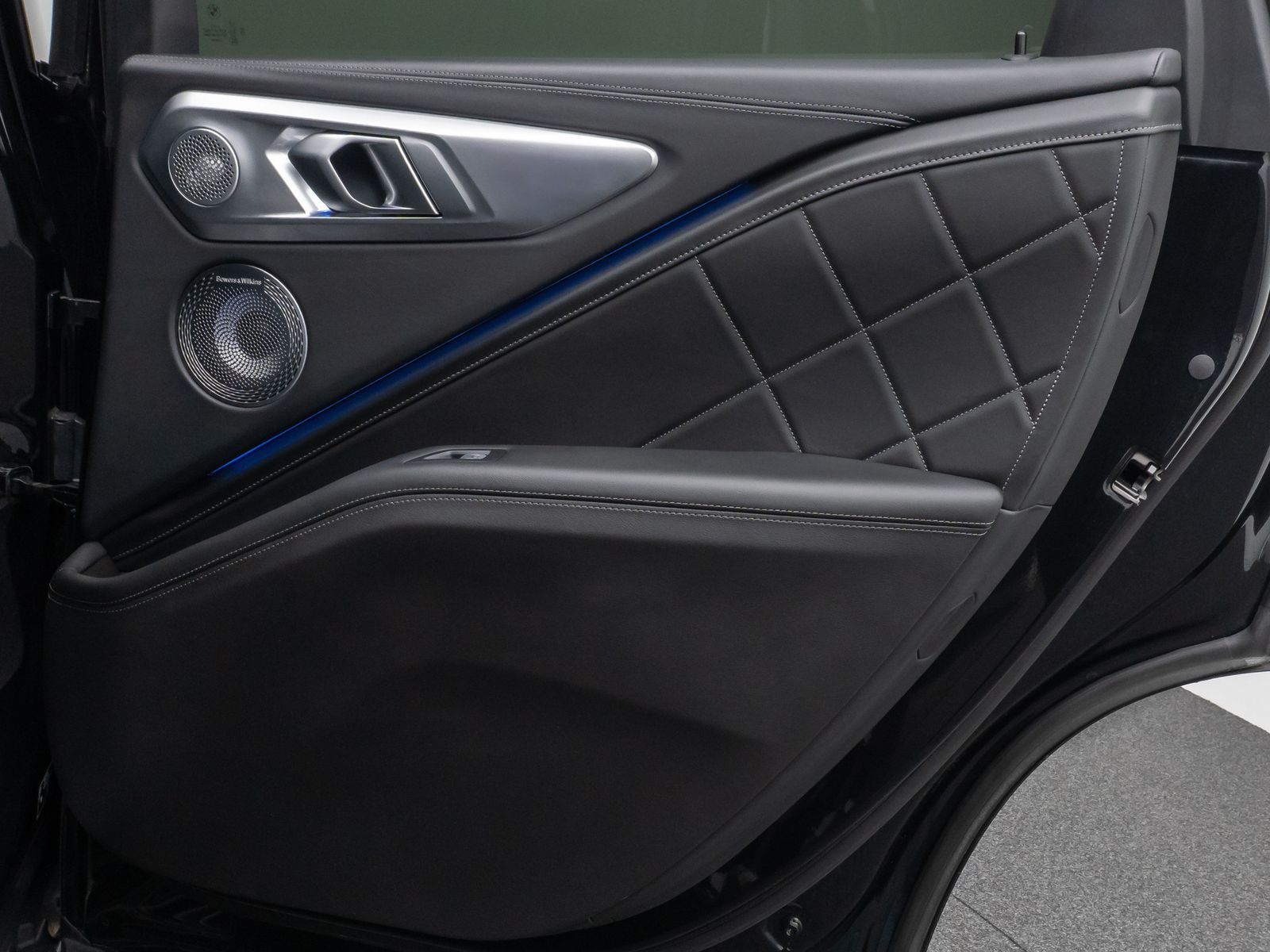 Fahrzeugabbildung BMW XM 360° HUD DAB B&W Massage SoftCl AHK 23" Voll