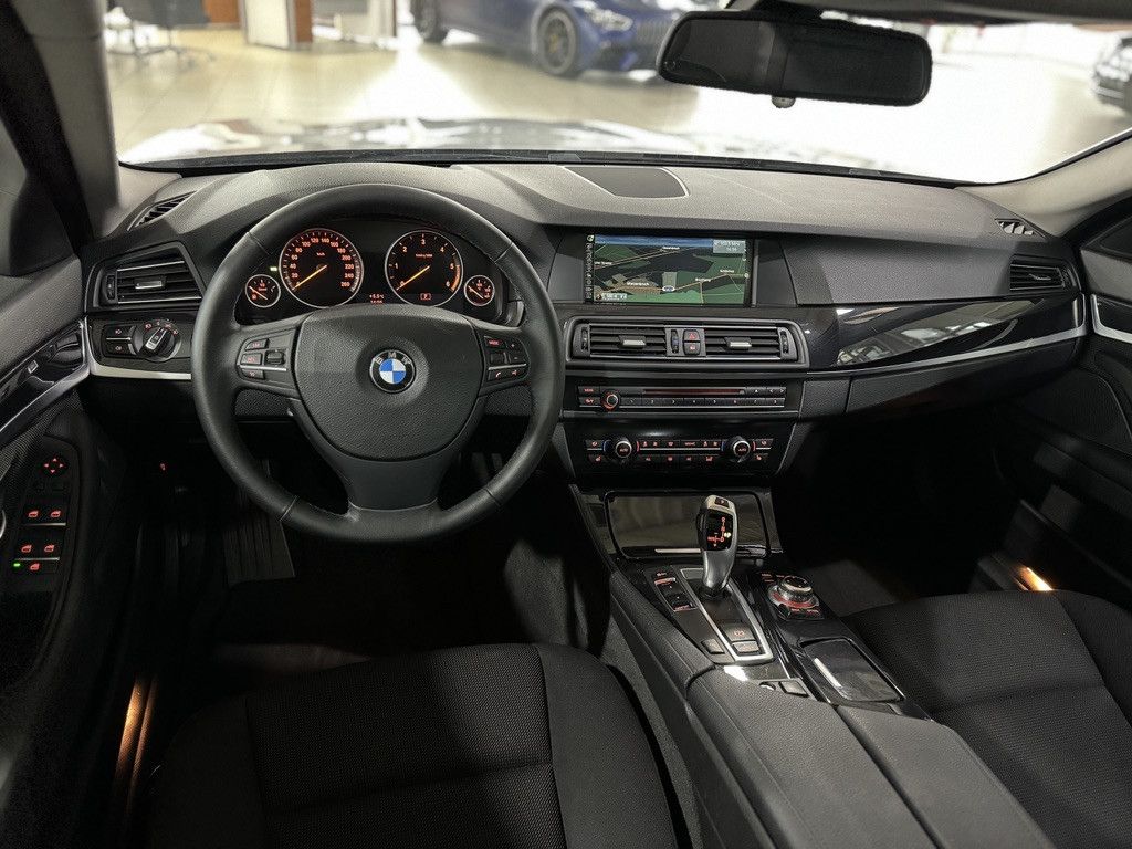 Fahrzeugabbildung BMW 520d Panorama PDC Xenon Sitzhzg NaviPro Tempomat