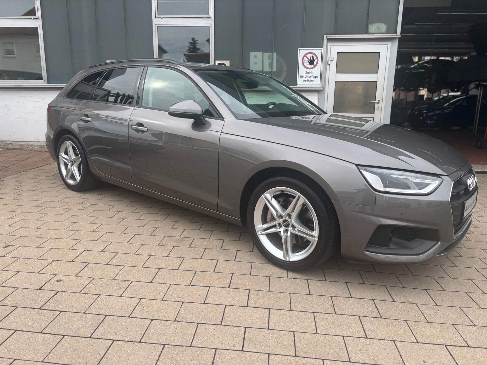 Fahrzeugabbildung Audi A4 Avant 40 TFSI quattro basis