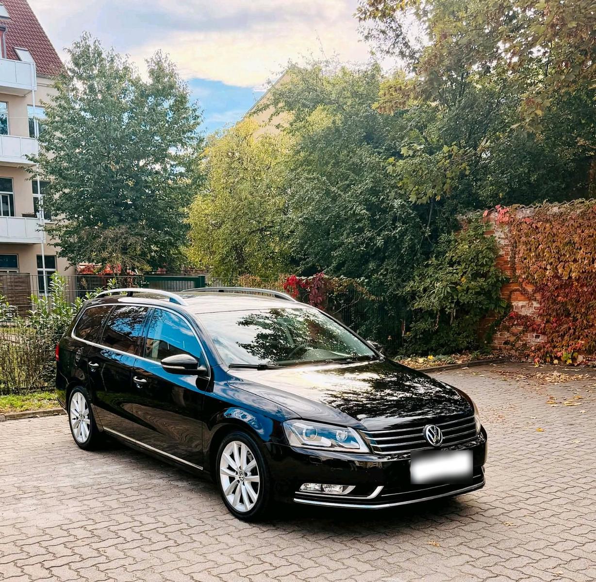 Volkswagen Passat 2011 — rear view