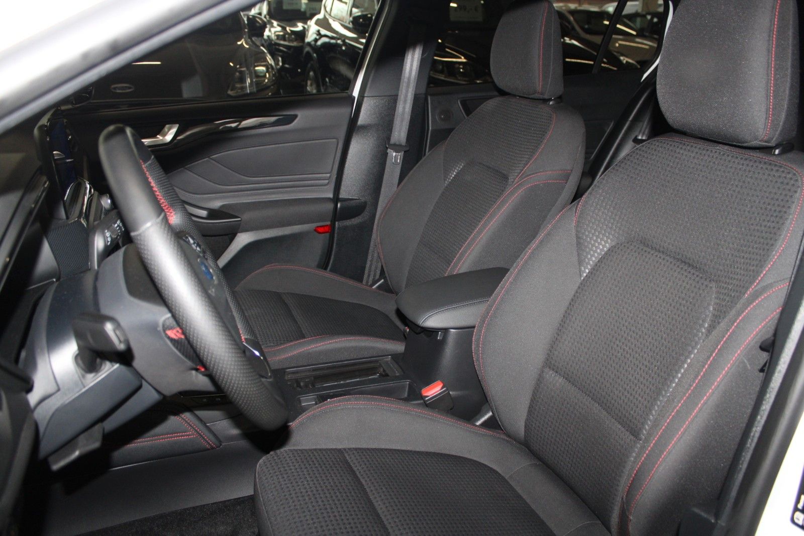 Fahrzeugabbildung Ford Focus ST-Line X Turnier AHK LED NAVI CAM WinterP