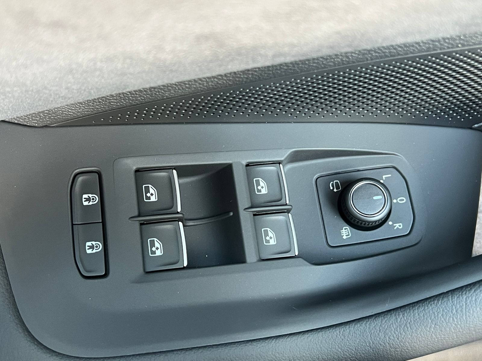 Fahrzeugabbildung Volkswagen Passat Variant R-Line 2.0 TDI DSG 4MOTION *AHK,